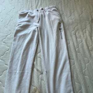 Sail racing byxor - Vita sail racing byxor Använt skick Stl 160 Snöret på byxorna har åkt in i kanten 