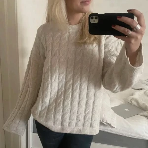 Stickad tröja - Fin stickad tröja, perfekt till hösten och vintern! Oversized i modellen💗 