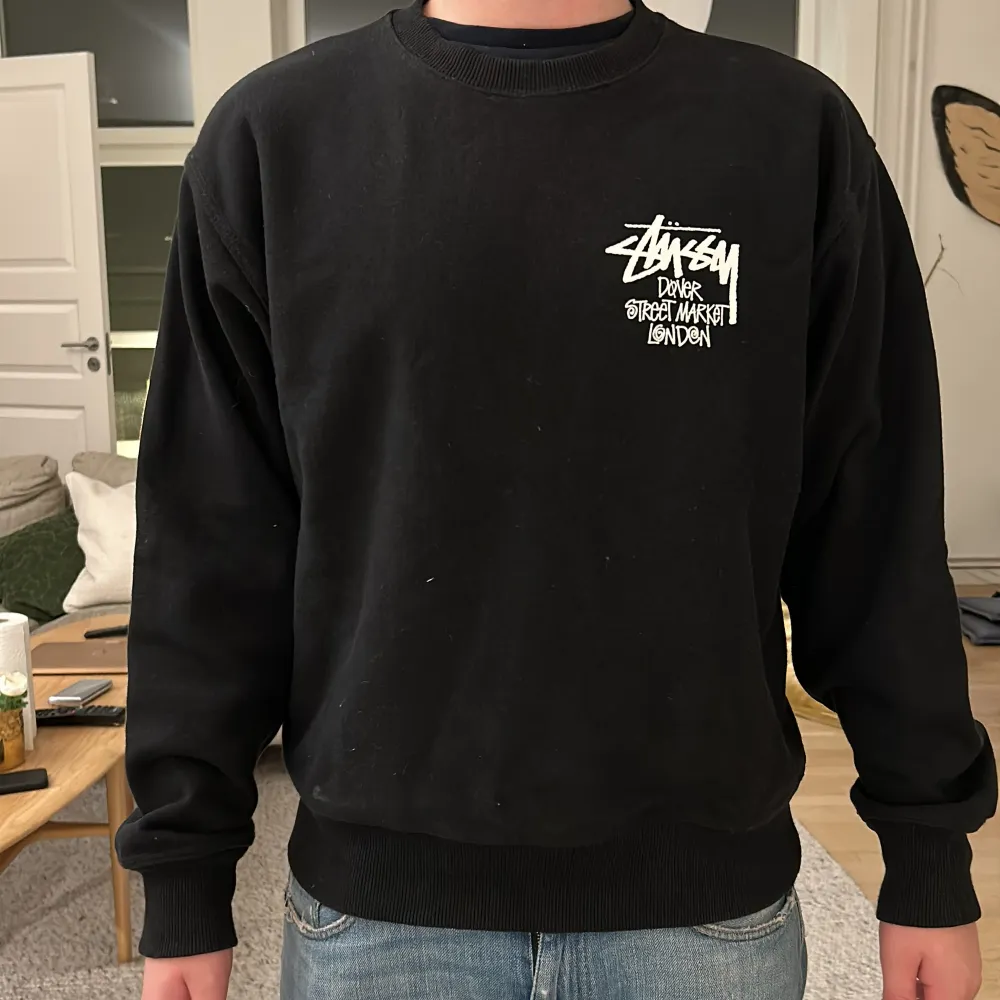 exklusiv skitfet stussy Crewneck i Nyskick, storlek small, köpt i Dover Street market London. Går inte heller att köpa idag så super exklusiv, köpt mars 2023, hör av er vid frågor!  . Hoodies.