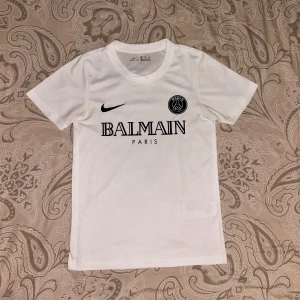 PSG x BALMAIN fotbollströja - PSG x BALMAIN PARIS. 10/10 skick passar som S. Skriv för mer info
