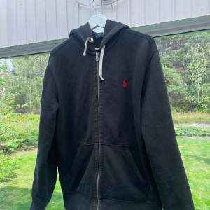 Fin Ralph lauren zip hoodie perfekt till hösten 🍁 Inga defekter på tröjan 10/10 Priset är inte hugget i Sten 🪨 