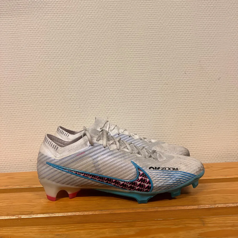 Säljer dessa Nike mercurial zoom vapor i storlek 46, skorna är endast testade vid 2 tillfällen och är i mycket fint skick. Nypris för skorna är ungefär 3000kr. Skor.