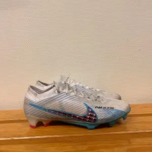 Säljer dessa Nike mercurial zoom vapor i storlek 46, skorna är endast testade vid 2 tillfällen och är i mycket fint skick. Nypris för skorna är ungefär 3000kr