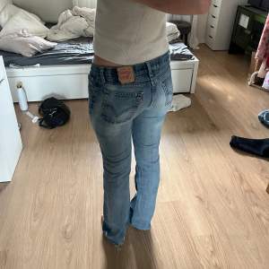 Svin snygga vintage bootcut Lowwaist Levis jeans!! Perfekta till allt. Modellen är 529 bootcut! Midjemått ca 80-82 cm och jag är 170 cm