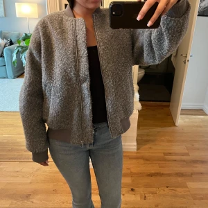 Bomberjacka  - Snygg grå bomberjacka från Hm. Storlek Xs men sitter som S, den är puffig. Väldigt varm. Säljer pågrund av att jag har en annan och denna kommer inte till användning.  Köptes för 450kr. ❤️‍🔥