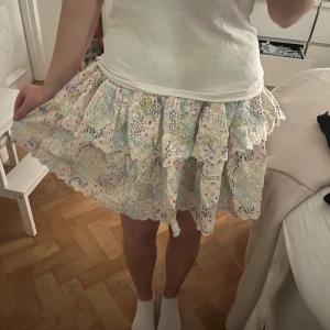 By malina kjol - Jätte söt by malina kjol, storlek M men passar mig som xs och kan passa som L då den är väldigt stressig