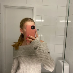 Super fin stickad offshoulder 💞SLUTSÅLD ❤️ - Super snygg offshoulder tröja från hm, använd ungefär 3 gånger 💓