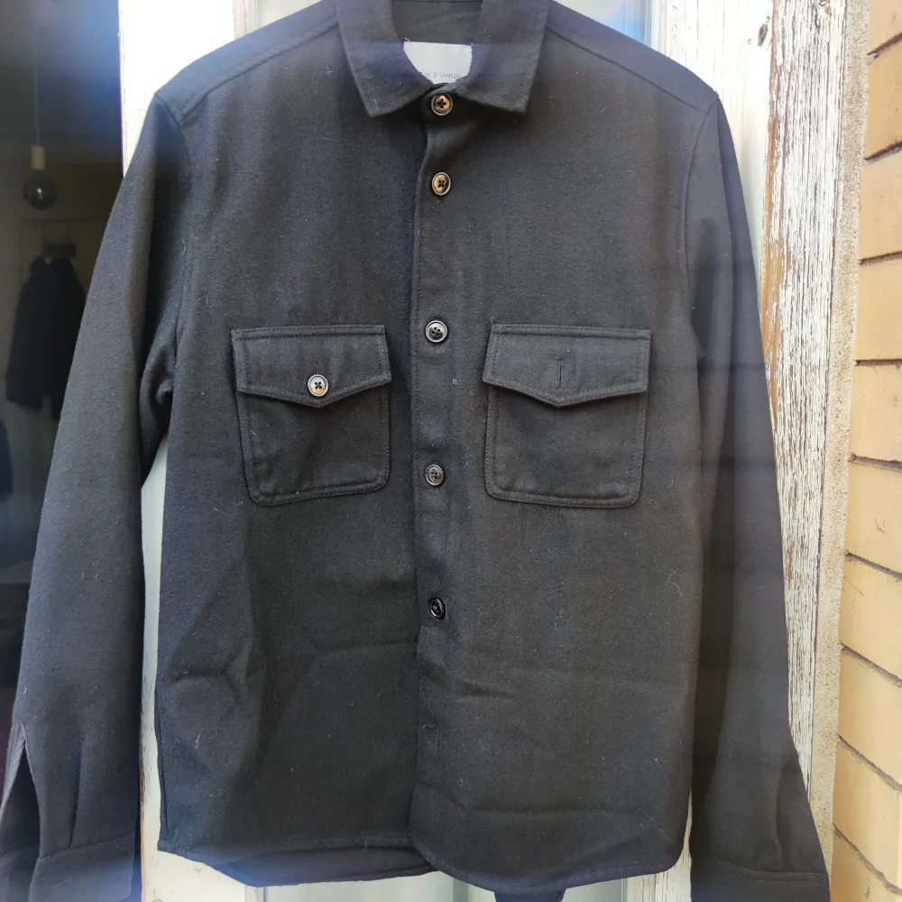 Overshirt skjorta i ylle från Samsoe Ø Samsoe. Väldigt varm, passar perfekt over ett annat plagg eller under jackan för extra värme.  Nypris. 2.700kr. Jackor.