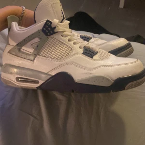 Jordan 4 - Jordan 4 bra skick använd en liten del av mig men de är i fint skick coh akn tvätta dem helt rena innna dem skickas iväg vill egentlgien bara bli av med dem därför det billiga priset. Pris går diskutera hör av dig vid frågor eller funderingar