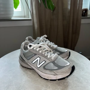 New balance 990v5 - Säljer dessa new balance. Nyinköpta men sparsamt använda. Om man vill så kan man absolut fräscha upp dom igen. Är i storlek 36 men jag har storlek 37 i alla andra skor. Hör av dig om du vill ha fler bilder eller så🌟