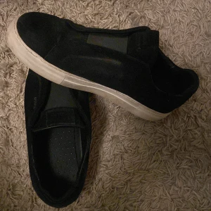 Axel Arigatos laceless (vitsula) - Arigatos laceless Storlek 45 Säljer pga för små Använt sparmsamt Inga hål  Nypris 2235