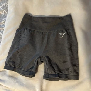 Träningsshorts - Säljer mina snygga träningsshorts från Gymshark i storlek S då dem tyvärr är för små för mig 🥲 