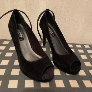 Pumps  - Hög klack äkta mocka utanpå samt skinn inuti märke XIT köpta på din sko nyskick minns ej om burit dem ev en gång i dans salong köpt 499kr säljer 250kr  