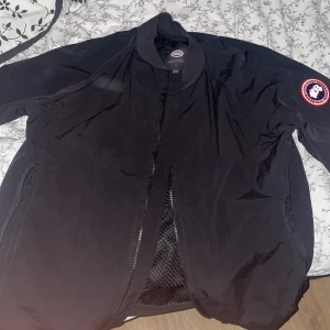 Canada goose regn/vindjacka - Säljer äkta canada goose vind/regn jacka från johnells. Storlek M. Knappt använd ordinariepris 6000. Digitalt kvitto tillkommer