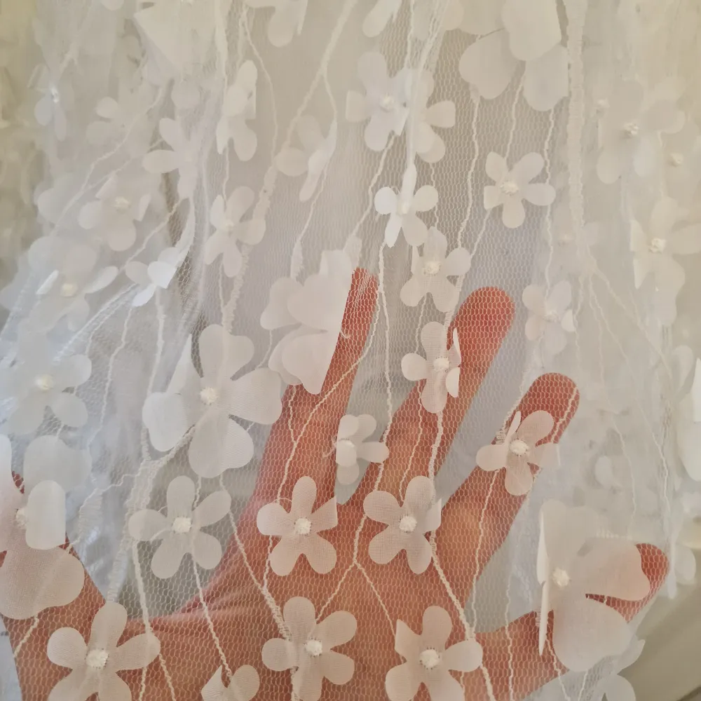 Studentklänning från bubbelroom🌸 Nypris:1200 kr Storlek:38 Säljer då den ej passar mig Skick: fint skick inga hål/märken eller skador🙏🏻 Skriv gärna om du har frågor!!. Mekot.
