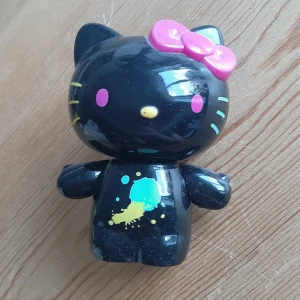 Hello kitty samlarfigur - Liten söt Hello Kitty samlarfigur från Sanrio🎀 Den kan vrida på både huvudet och armarna💫