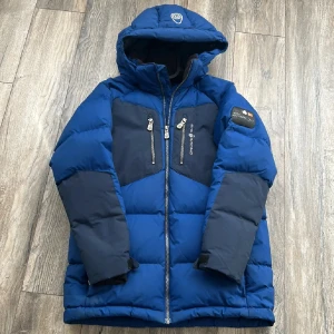 Sail racing jacka  - Hej. Säljer min sail racing jacka pga jag köpt en annan. Jackan är i bra skick. Och är riktigt varm. Sitter som en s. Kolla på Plick samma jacka som denna går för upp till 1500kr