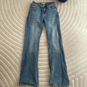 Jeans från Gina  - Säljer dem här jeansen åt min kompis, hon har knappt använt dom o hon säljer för att dem är för stora i midjan!!🩷 de har lite slitningar längst ner men annars bra skick 