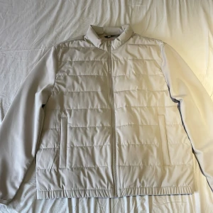 Cardigan från zara  - En grå cardigan från zara i storlek XL. Är liten i storlek. Använd en gång och är i perfekt skick.