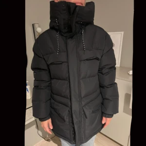 vinterjacka  - säljer denna jätte fina tjocka vinterjacka, väldigt lik fjällräven. Jackan är i nyskick, har anävnt den fåtal gånger💕skicka gärna PRISFÖRSLAG.