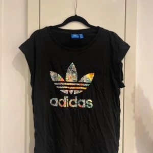 T-shirt  - T-shirt från adidas i Stl 38