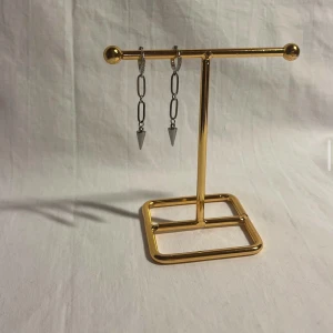 Örhängen  - Helt otroliga örhängen! Finns i silver och guld.  Köp för 119kr/st Eller 219kr/paret. Modell 114.  Smyckes ställningen finns även att köpa för 299kr!