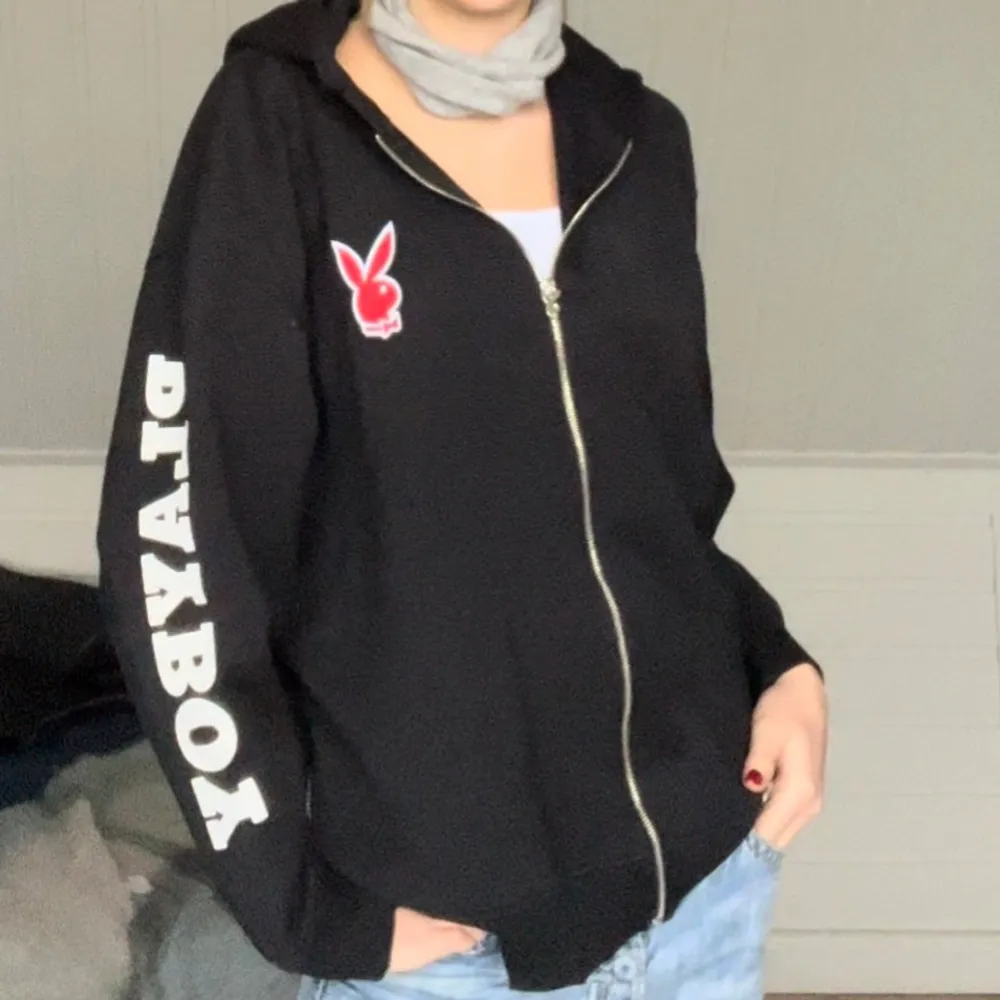 Skitsnygg playboy hoodie från Missguided X H&M. Storlek 38😃. Hoodies.