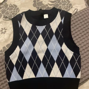 Stickad kort tröja - Använd 1 gång, varm och mjuk till vintern, fin med en t-shirt under. 