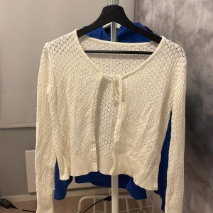 Kofta - Har inte kvar lappen, men den är absolut inte över storlek s! Så xs/s! Bra skick