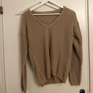 Stickad beige tröja - Stickad beige/brun tröja. Lappen är tyvärr avklippt men den är från BikBok och förmodligen i storlek XS/S (men skulle säga att den är lite oversized). Fint skick, använd några gånger och bara hängt i garderoben i några år nu. 