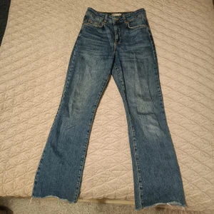 Blåa jeans!  - Blåa jeans i storlek 36 från Gina Tricot! Jeansen är i väldigt gått skick! Fin och klar blå färg! 💙 Perfect jeans från Gina Tricot! 