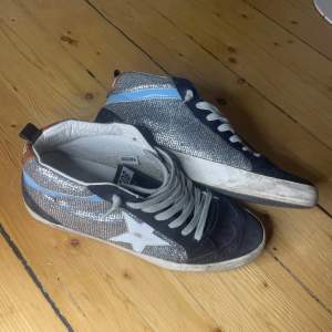 Inget fel på skorna och ny priser låg på cirka 6000. De är ett par golden goose high-tops som är riktigt bra, speciellt inför vintern. Priset kan diskuteras!