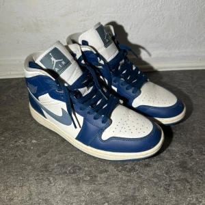 Jordans Air 1 Mid - Väldigt bra skick, använda Max 5 gånger