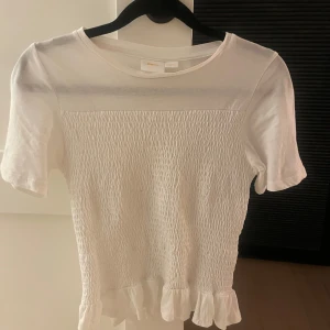 Topp - Säljer denna topp från gina som liknar den från hm. Bara använd ca 4 gånger!💕💕