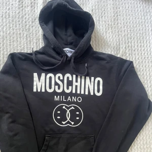 Moschino - Storlek: M Säljer denna fina märkes tröja då den inte används längre 