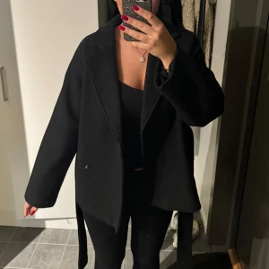 Kort kappa - Från Gina i storlek S. (Det är smuts på spegeln ej på kappan). Nypris 700kr, säljer för 300kr