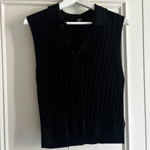 Väst  - Skön å söt liten väst/topp