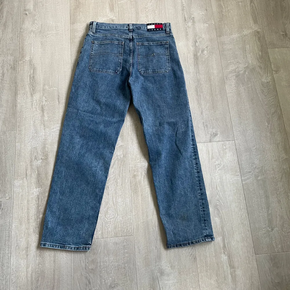 Tommy hilfiger jeans mer åt det ”baggy” hållet. Helt nya, alldrig använda (enbart för att visa passform på bilden) w30 L32. Jag är 180cm så ni vill se hur de sitter på bild 3. Säljs för de inte riktigt är min stil. . Jeans & Byxor.