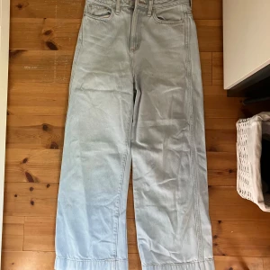Jeans från Weekday - High waist jeans i mycket bra skick. Står XS men passar mig som har S. 