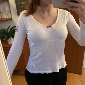 Odd Molly tröja💋💋 - Odd molly tröja i storlek s Jätte söt topp!!!😙😙 Har dock ett litet hål på ryggen absolut inget som syns. pris är inklusive frakt🫶🫶