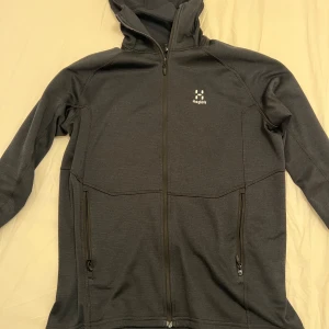 Haglöfs tröja med luva  - Mycket bra skick