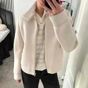 COS jacka - Populära cos jackan, använts sparsamt, jättefint skick💗