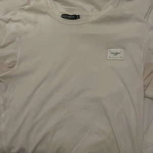 Dolce Gabbana - T-shirt i okej skick. Lite missfärgad under armhålorna