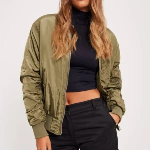 Grön bomberjacka - Grön bomberjacka, inköpt på Nelly. Aldrig använd