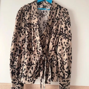 Blus  - Använd några gånger , precis som ny 