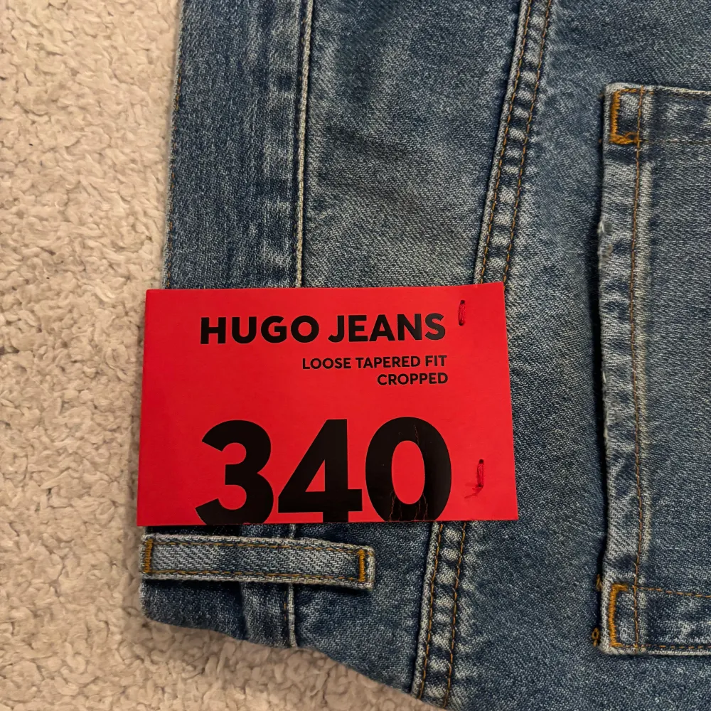 Tjena, säljer ett par helt nya Hugo Boss jeans med slitage och hål. Nypris 1599 kr! Storlek W31, L34. Sitter mer som 32 i längden då de var för korta för mig! Det är bara att höra av er vid intresse! . Jeans & Byxor.