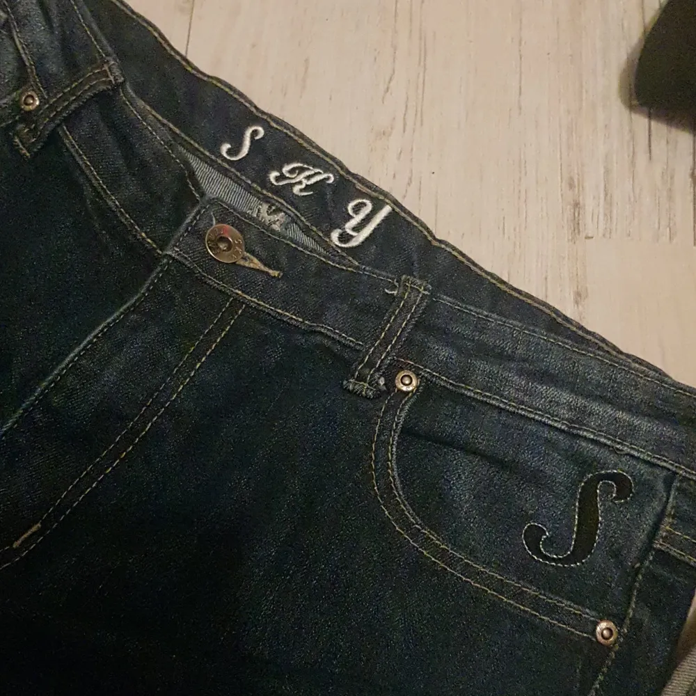 Säljer dessa snygga jeans med pärlor bak! dom är i stolek 44 kan tro att d är liten stolek har M och dom är ganska stor i midjan på mig är dom bootcut/flare fast lite mer baggy tror de är staright igenklingen, fråga gärna om bilder! Några pärlor bort. Jeans & Byxor.