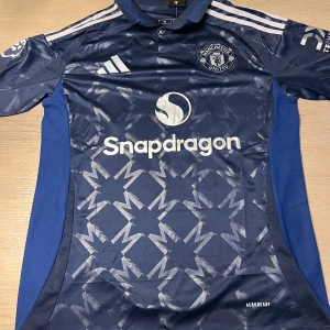 Kobe mainoo  - Man utd bortaställ 