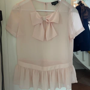 Blus med volang - Jätte söt blus med volang och rosett