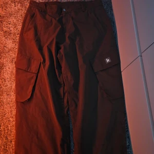 Harlautapparel snowpants - Säljer mina riktigt snygga Harlautapparel 06 cargo's andvändes i en hel säsong. Dem är andvänd men dem har fortfarande samma egenskaper som ett par nya och dem håller några säsonger till!Nypris - 2000kr (m frakt) Priset går att diskutera. Fråga på!